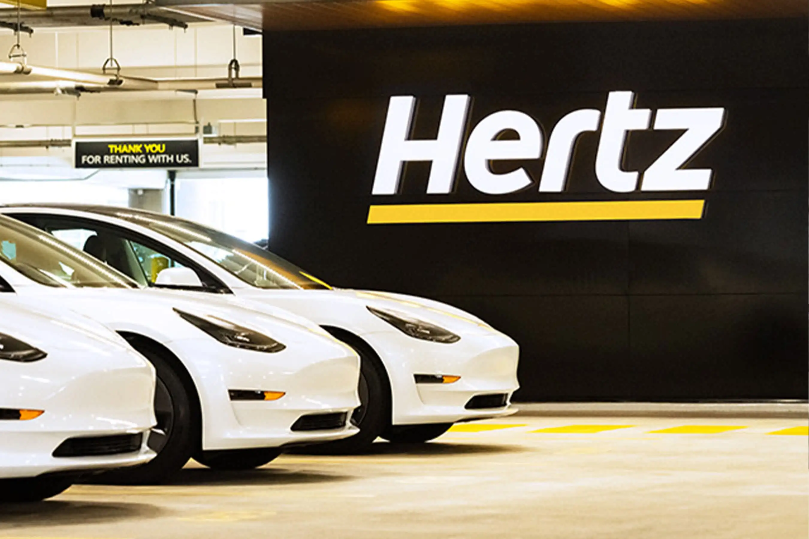 Клієнту Hertz, який орендував Tesla Model 3, довелося заплатити за бензин