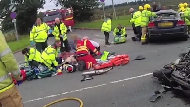 жуткая авария мотоциклиста и его чудесное спасение