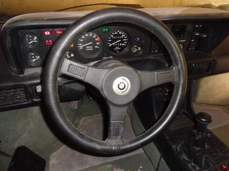 Клад в старом гараже. В Италии найден редкий суперкар BMW M1