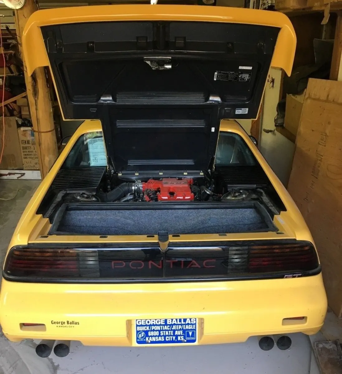 Редкий спорткар Pontiac 30 лет простоял в гараже Редкий спорткар Pontiac 30 лет простоял в гараже