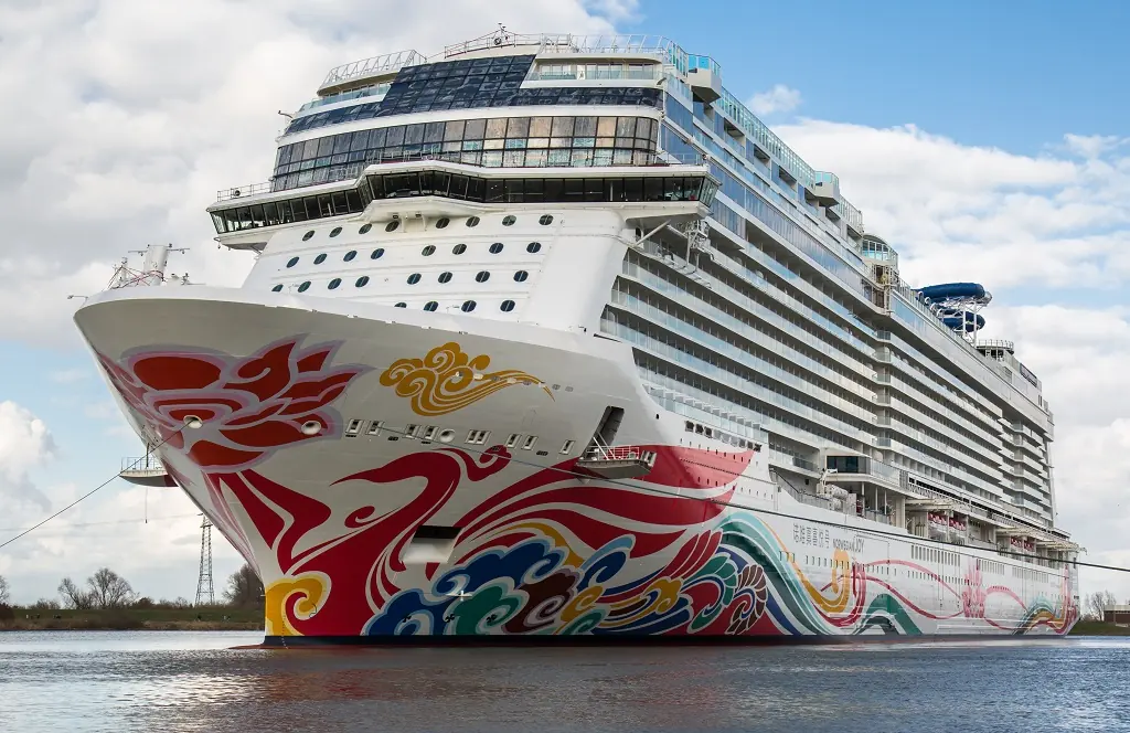 Спущен на воду первый в мире корабль с гоночной трассой на палубе