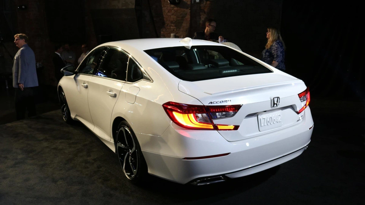 Honda Accord 2018: живые фото и подробности нового седана Хонда