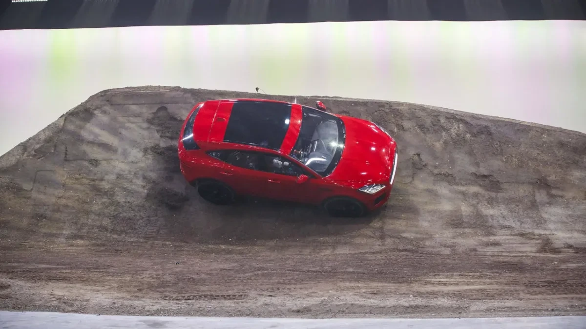 Jaguar E-Pace 2018: фото и подробности компактного кроссовера Ягуар