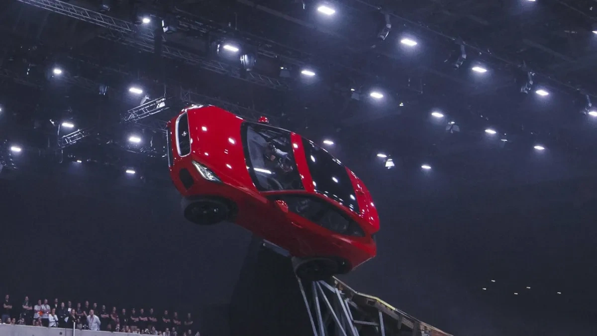 Jaguar E-Pace 2018: фото и подробности компактного кроссовера Ягуар