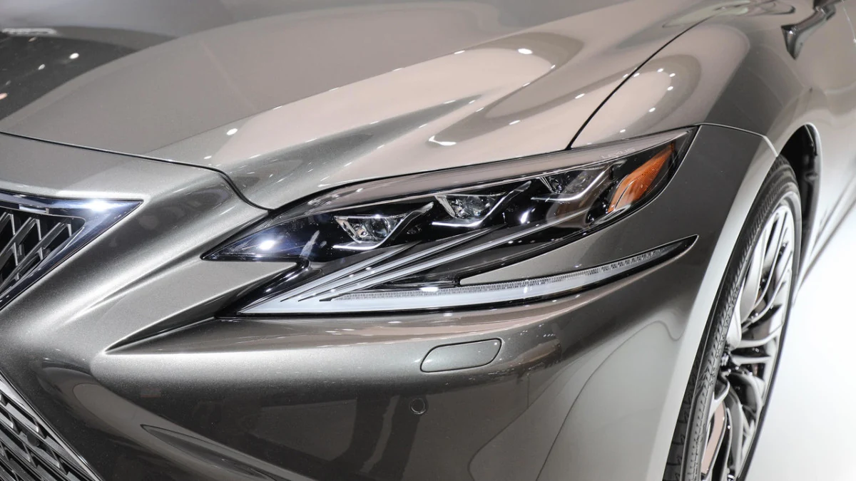 Lexus LS 500 2018. Первые живые фото нового флагманского седана