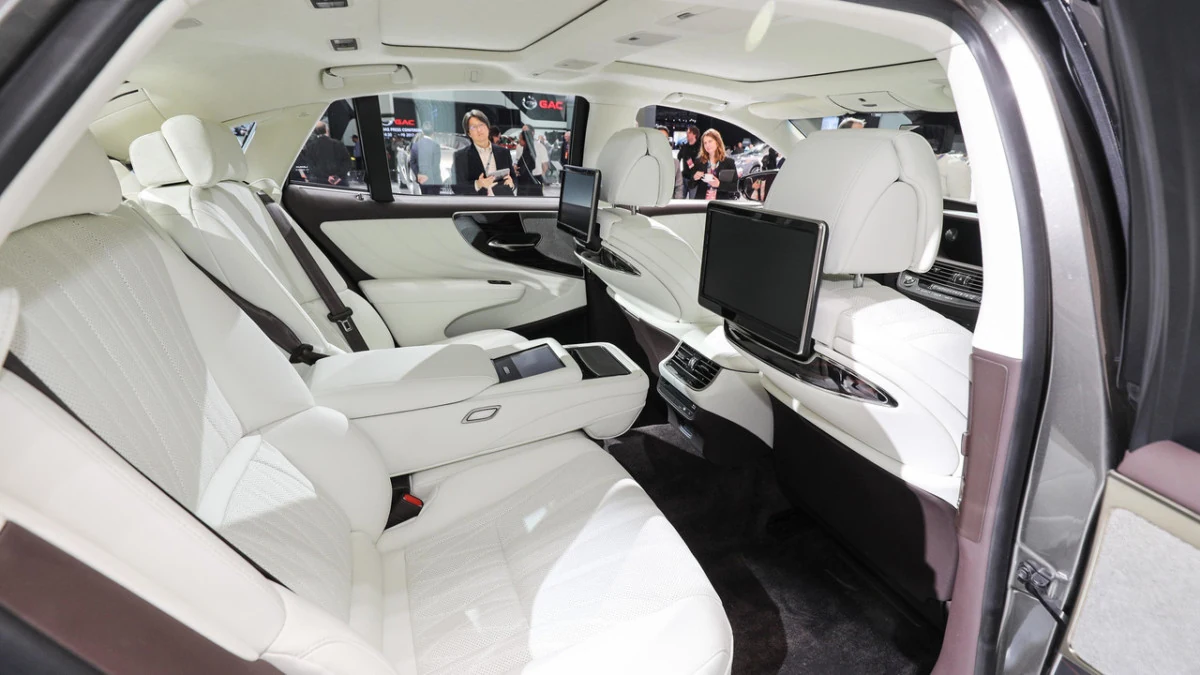 Lexus LS 500 2018. Первые живые фото нового флагманского седана