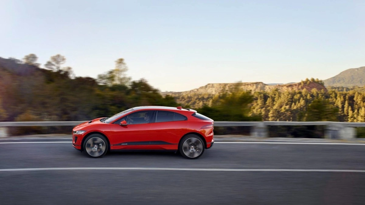 Jaguar I-Pace 2019: все подробности первого электромобиля Ягуар