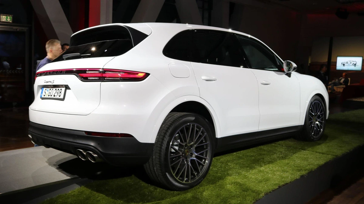 Porsche Cayenne 2018: живые фото и все подробности нового кроссовера 