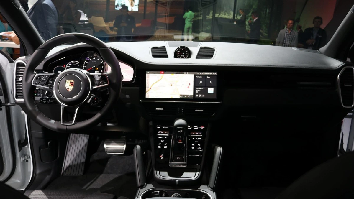 Porsche Cayenne 2018: живые фото и все подробности нового кроссовера 