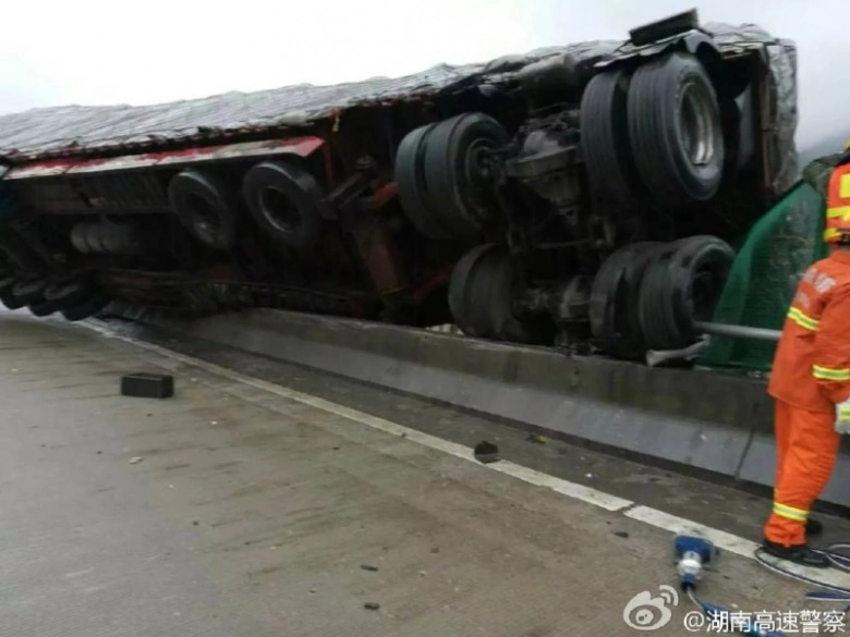 Родился в титановой рубашке: грузовик завис над пропастью