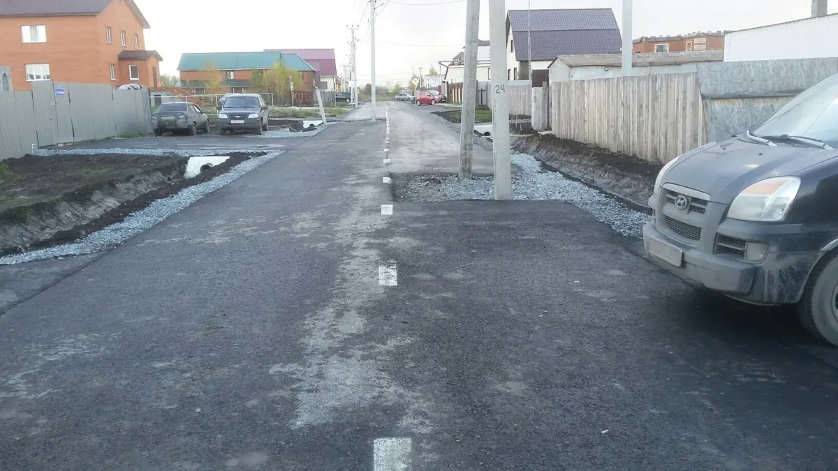 Однажды в России: дорогу заасфальтировали вместе со столбами