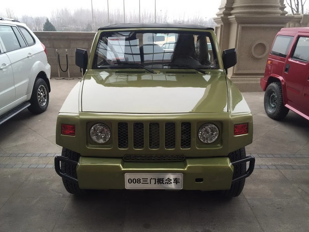 Уменьшенный китайский клон Hummer 