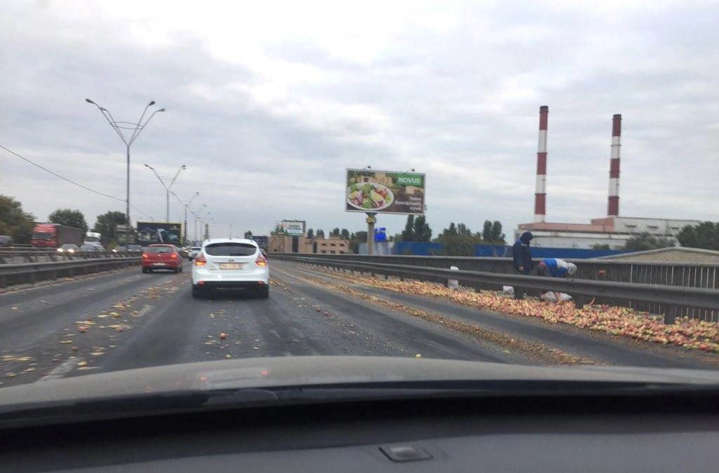 Яблоки на Южном мосту в Киеве рассыпались по всей дороге