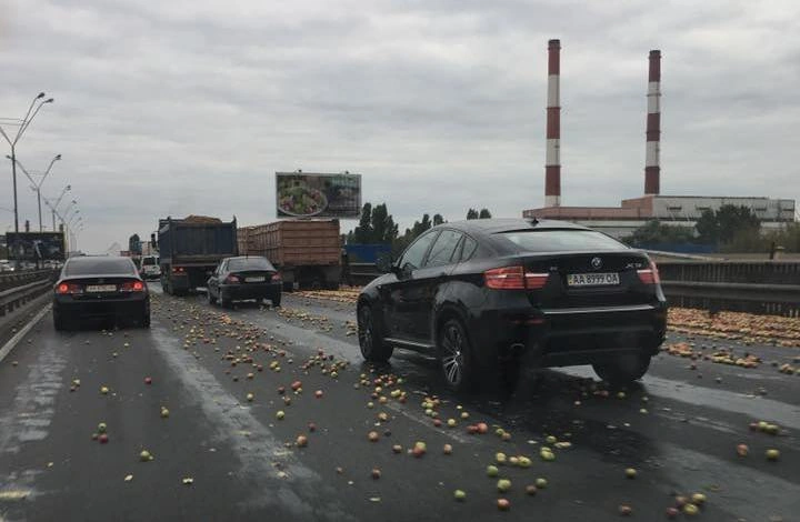 Яблоки на Южном мосту в Киеве рассыпались по всей дороге