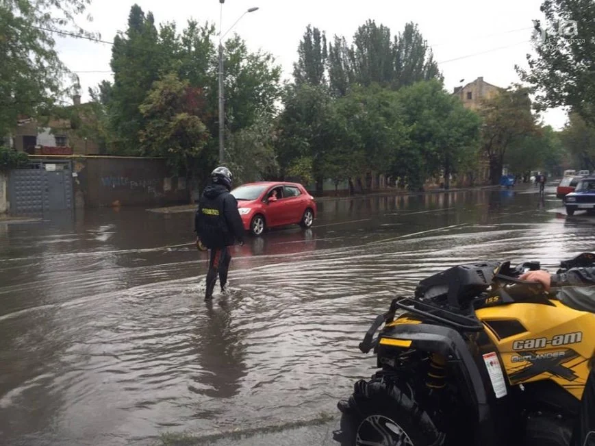 Потоп в Одессе. Забетонированные стоки, плаванье на матрасах и рыбалка с тротуара