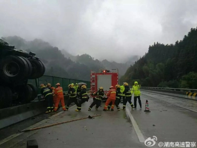 Родился в титановой рубашке: грузовик завис над пропастью