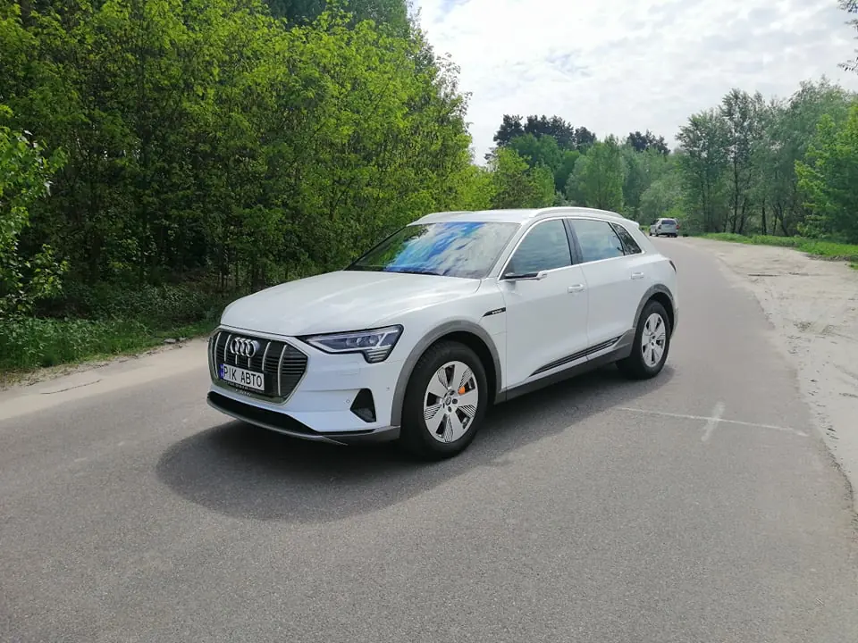 Первый тест электрического кроссовера Audi e-tron в Украине