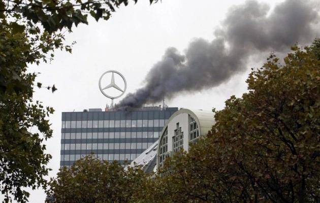 Трехлучевая звезда в огне: в Берлине горело здание с офисом Mercedes-Benz Трехлучевая звезда в огне: в Берлине горело здание с офисом Mercedes-Benz