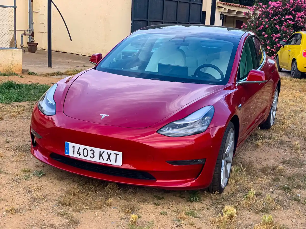 Об'єктивний відгук про Tesla Model 3 і її порівняння з BMW 3-Series