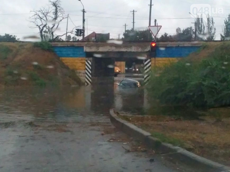 Потоп в Одессе. Машину тонут, пробки достигли 10 баллов