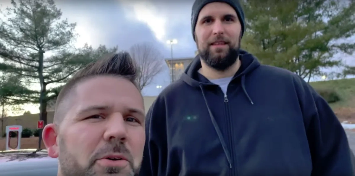  Как двухметровый человек помещается в Tesla Model 3 (видео)