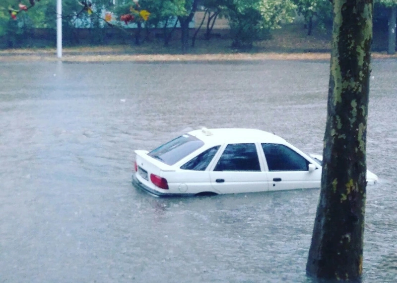 Ураган в Одессе: деревья падают, машина плывут