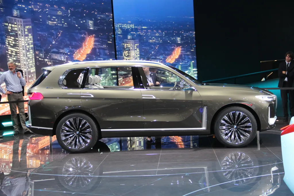 BMW X7 iPerformance: каким будет большой кроссовер БМВ
