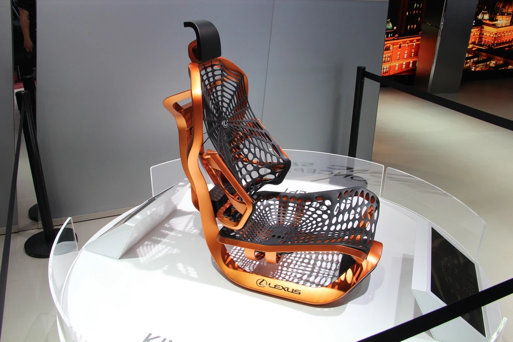 Lexus UX. Самый маленький кроссовер Лексус показали в Париже