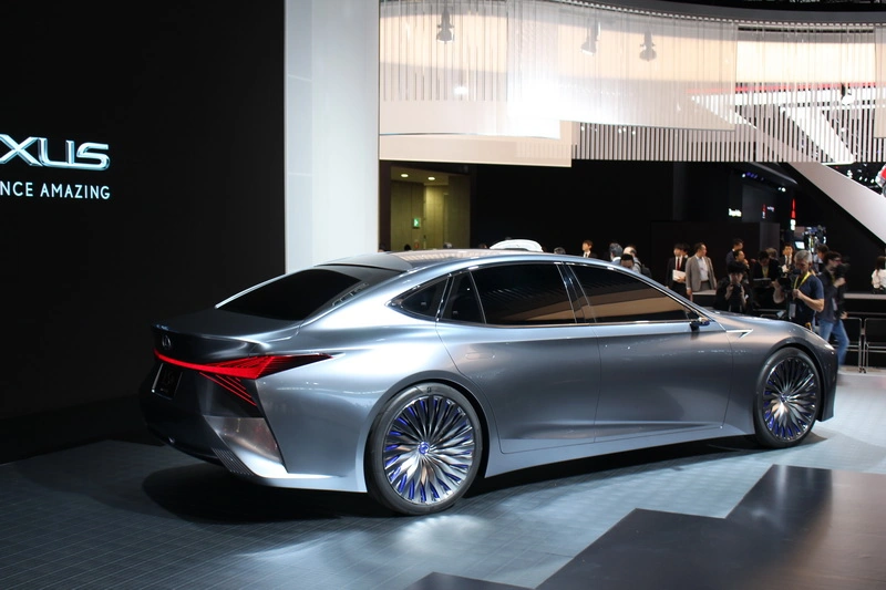 Lexus LS+