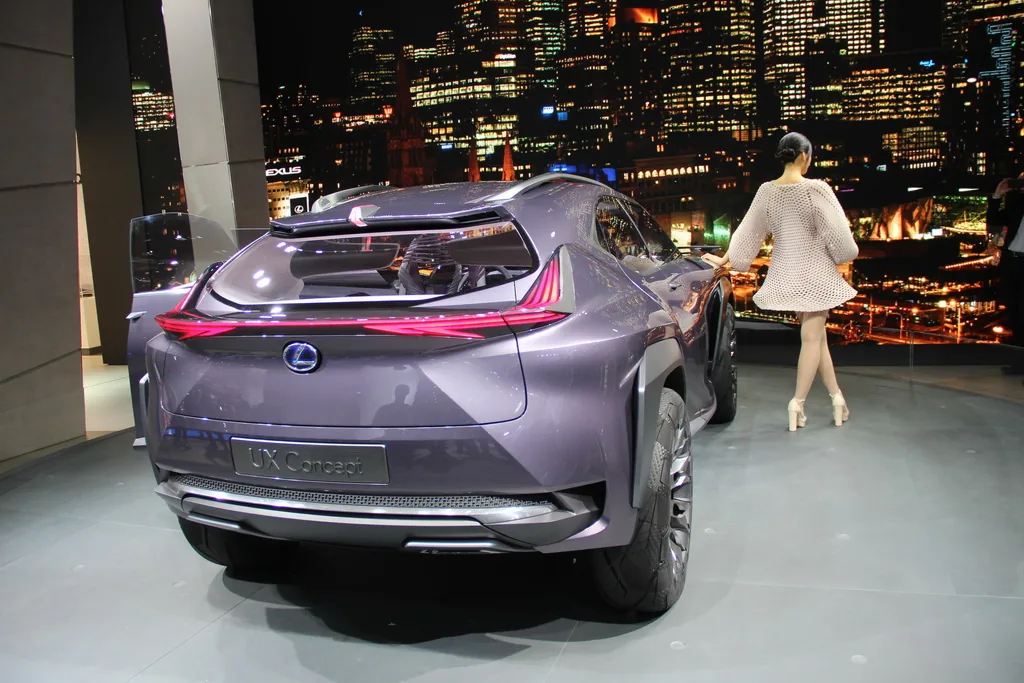 Lexus UX. Самый маленький кроссовер Лексус показали в Париже