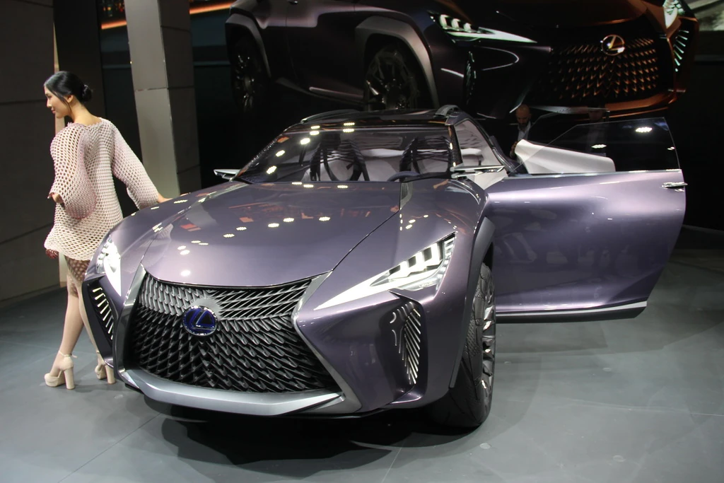 Lexus UX. Самый маленький кроссовер Лексус показали в Париже