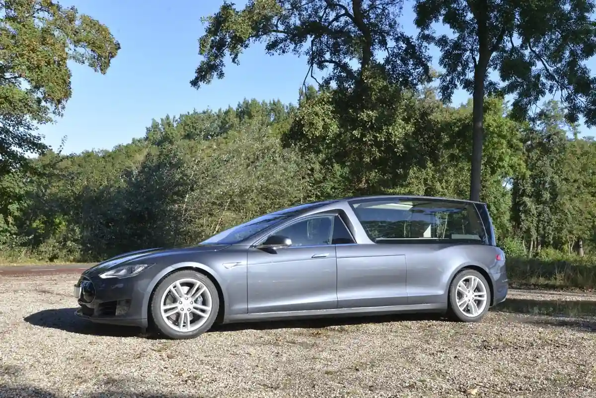 Катафалк Тесла – для самой экологичной и тихой процессии