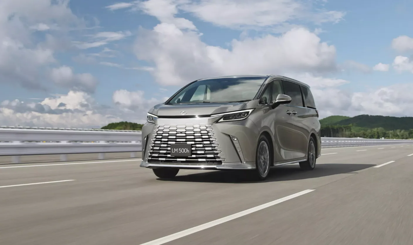 Lexus обновил роскошный минивэн LM500h (фото)
