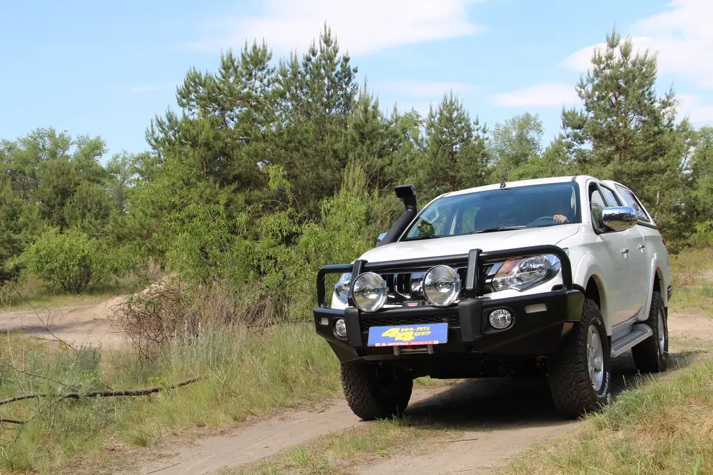 Mitsubishi L200 4x4 Офф-Роуд Центр