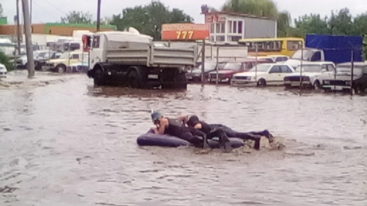Потоп в Одессе. Забетонированные стоки, плаванье на матрасах и рыбалка с тротуара
