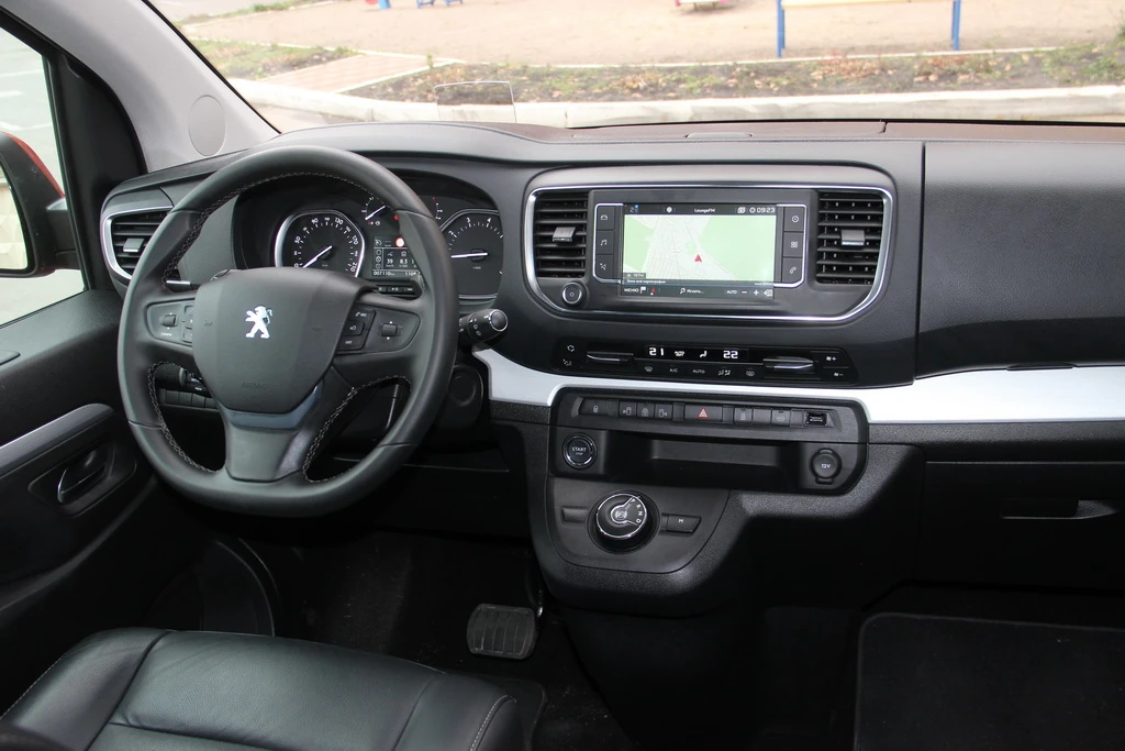 Интерьер Peugeot Traveller 2017