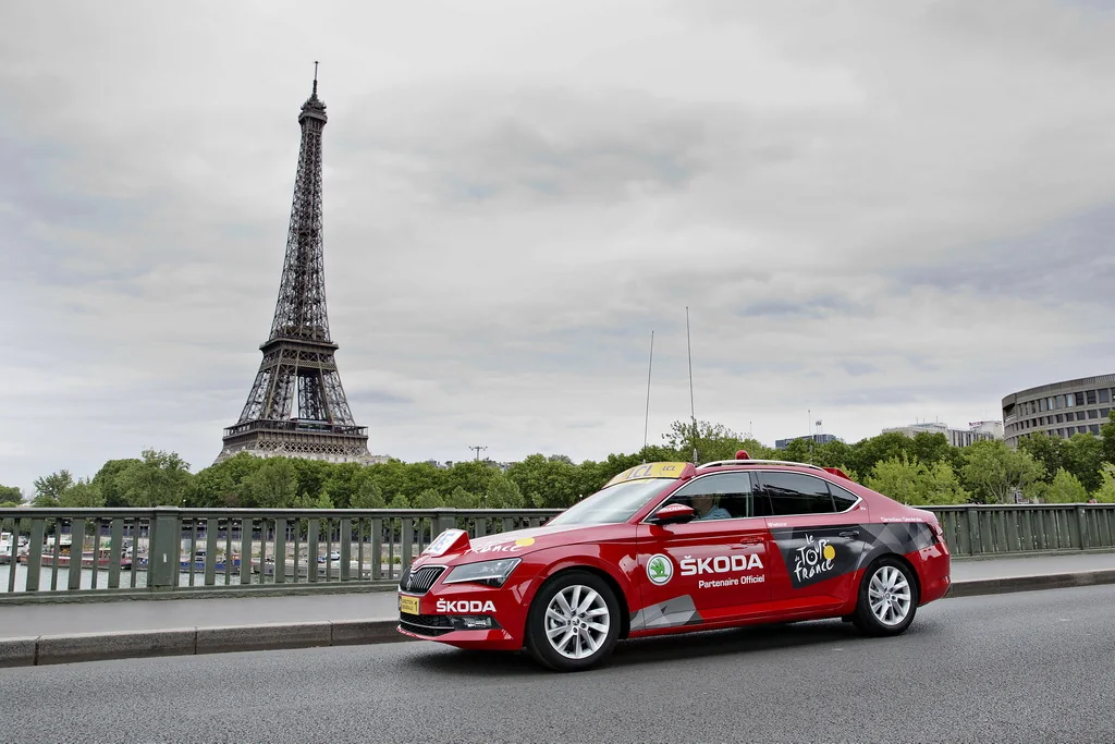 Ředitelský vůz Škoda Superb pro cyklistický etapový závod Tour de France byl 22. června představen novinářům v Paříži.