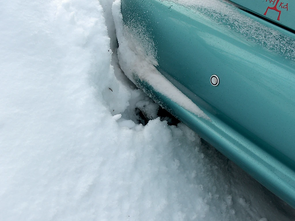 Как защитить авто от снега и мороза