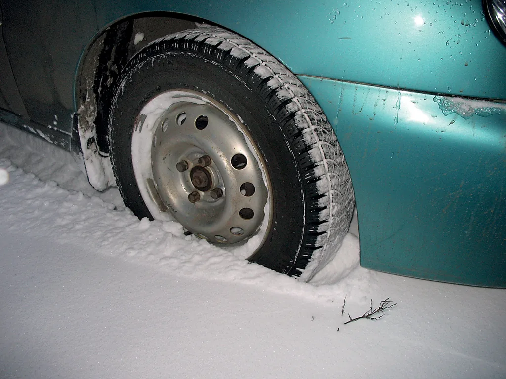 Как защитить авто от снега и мороза