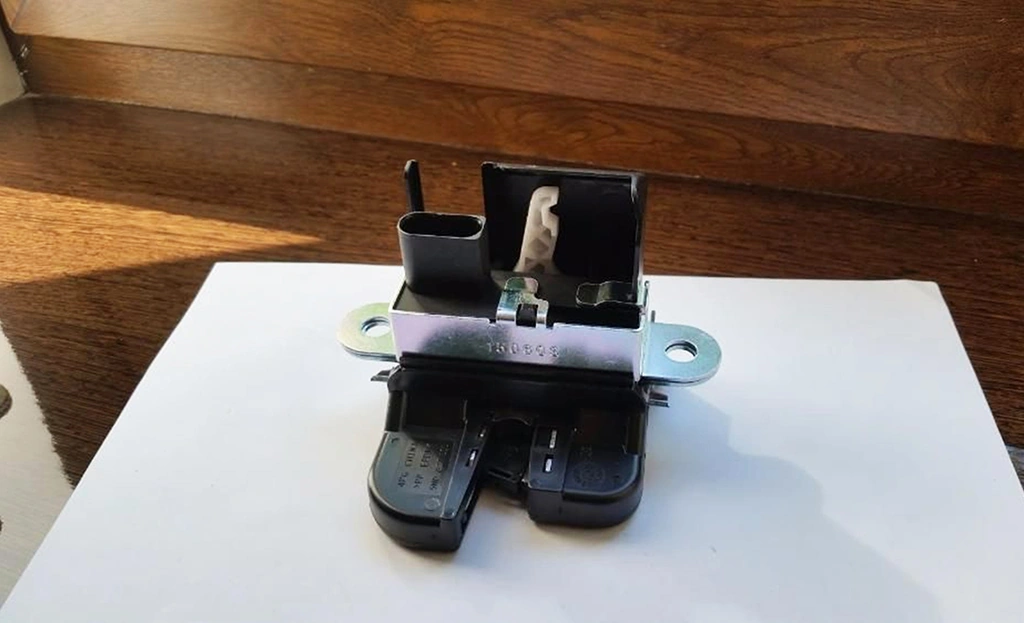 замок крышки багажника VW Golf VI