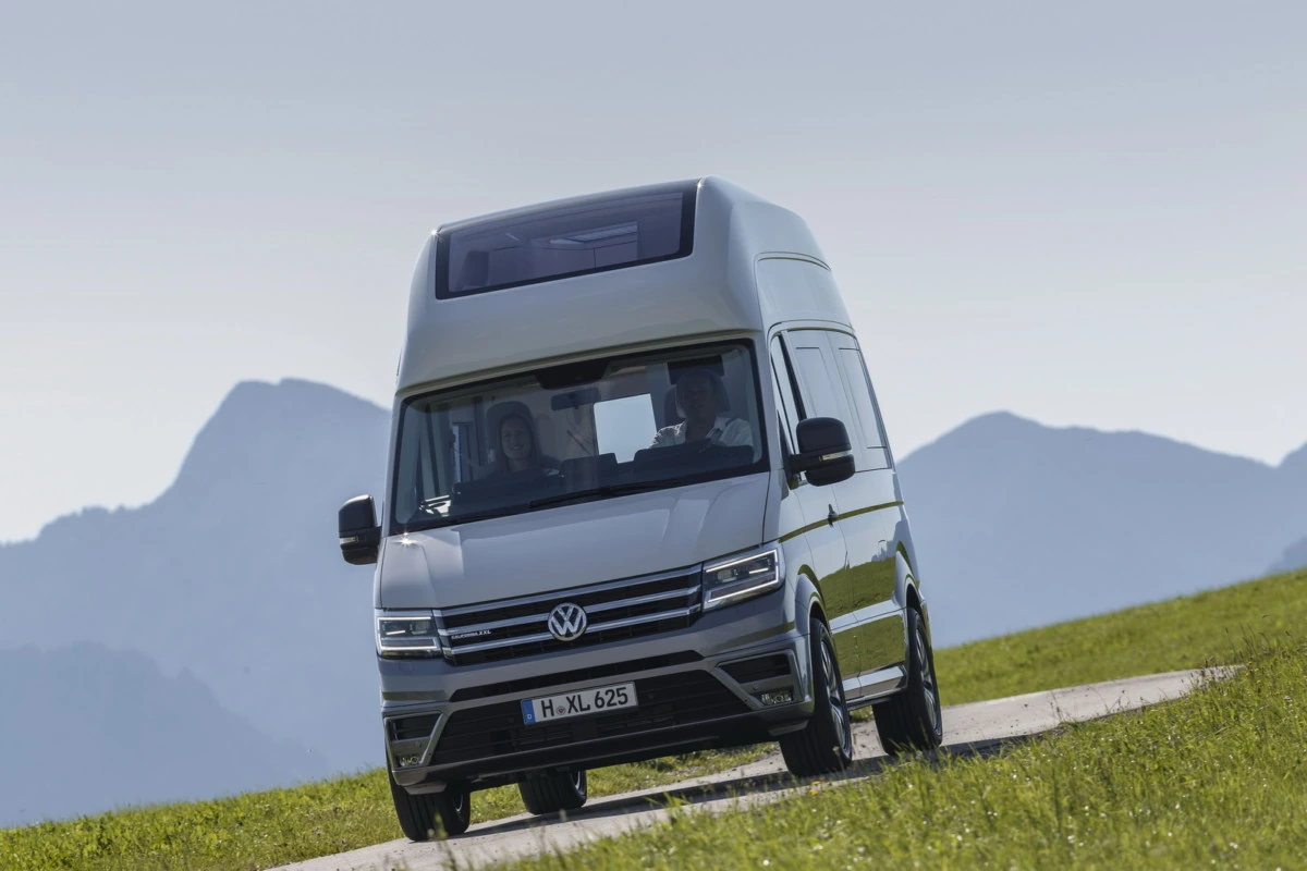 Volkswagen представил автодом с панорамной крышей и пневмоподвеской