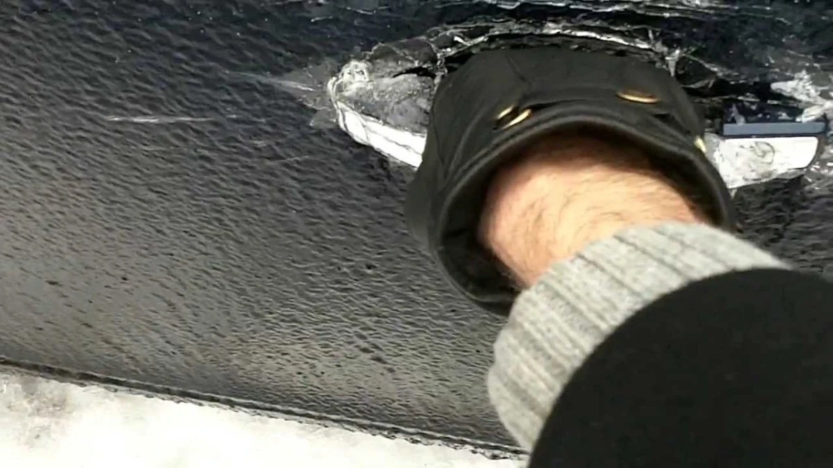 zamerzshie-dveri-mashiny