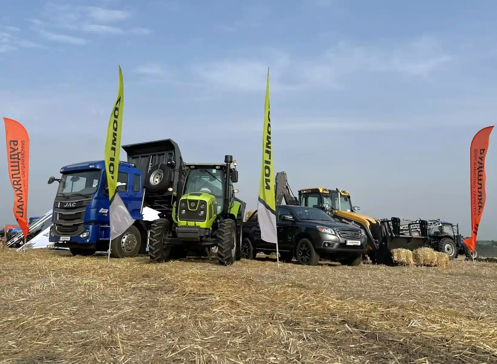 Аграріям показали нові трактори, самоскиди та пікапи