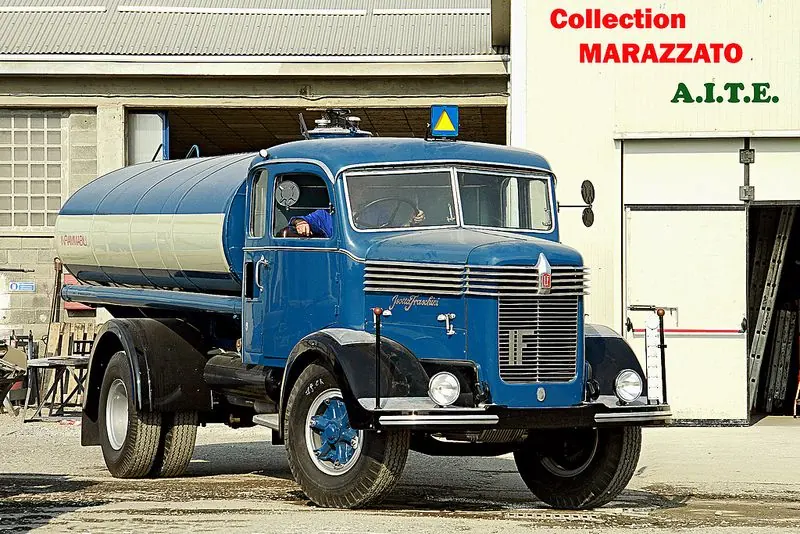 Як виробник розкішних авто почав продукувати й вантажівки