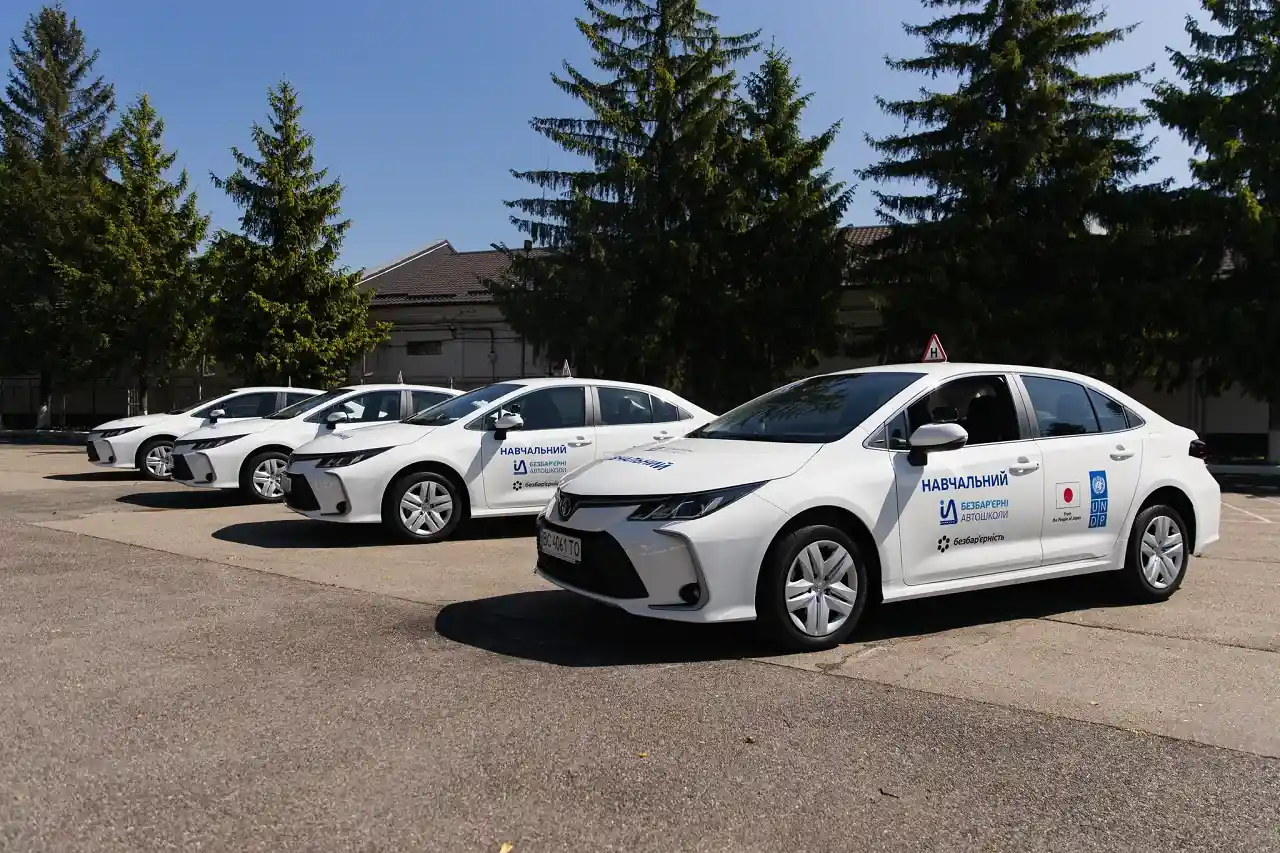 Безбарьерные автошколы МВД получили от ПРООН адаптированные транспортные средства