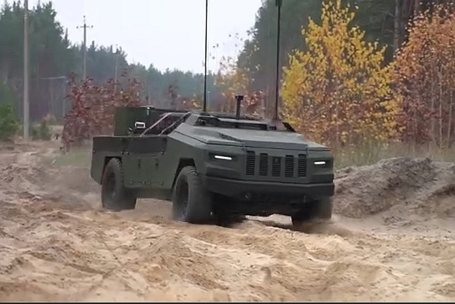 Безпілотний український бронеавтомoбіль Protector показали у роботі