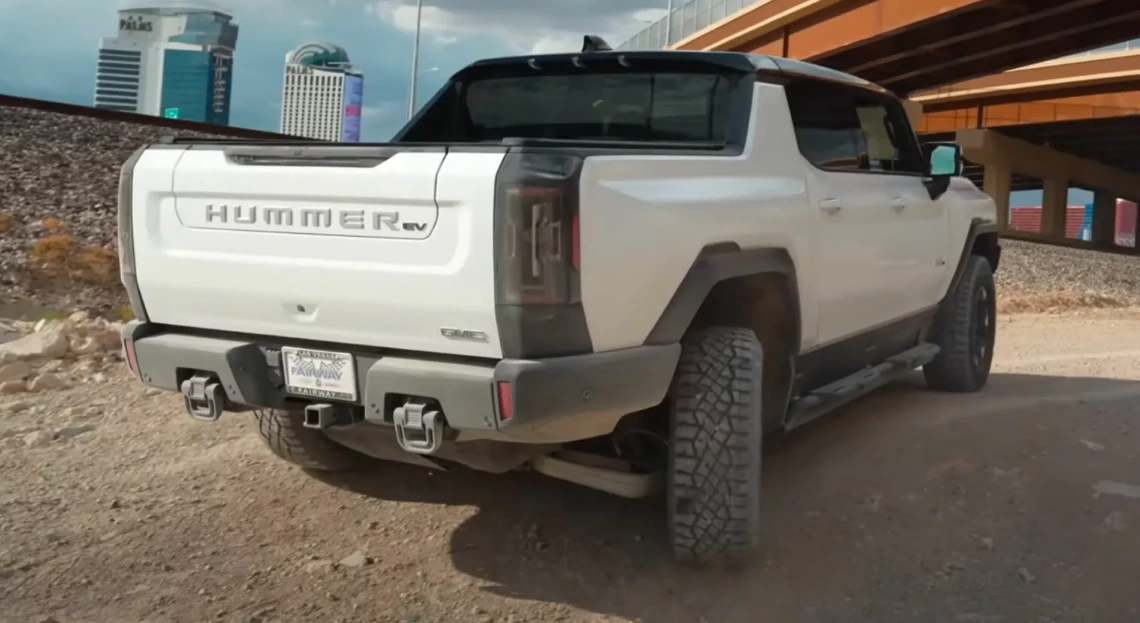 Блогер розбив електричний Hummer не проїхавши і 20 км (відео)