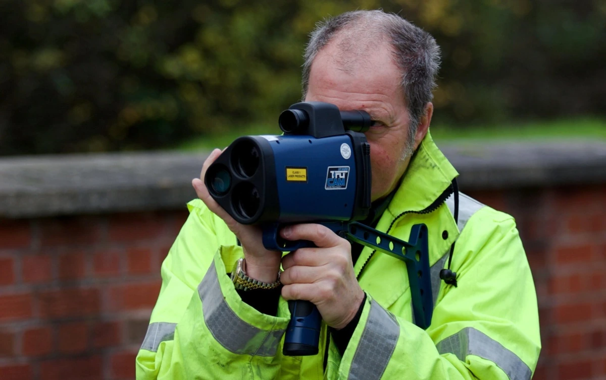 Британский полицейский с трукамом - мнимый эффект косинуса