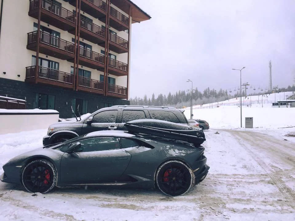 Неизвестный приехал из Британии в Буковель на Lamborghini
