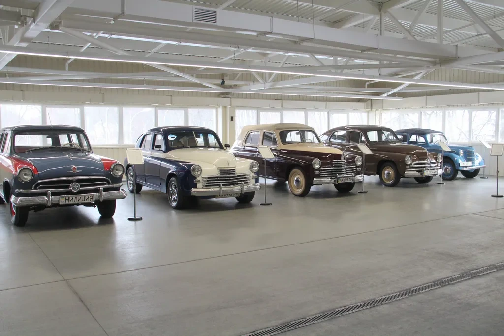 Автомобильный музей Януковича в Межигорье: как он выглядел до сегодняшней ночи (видео)